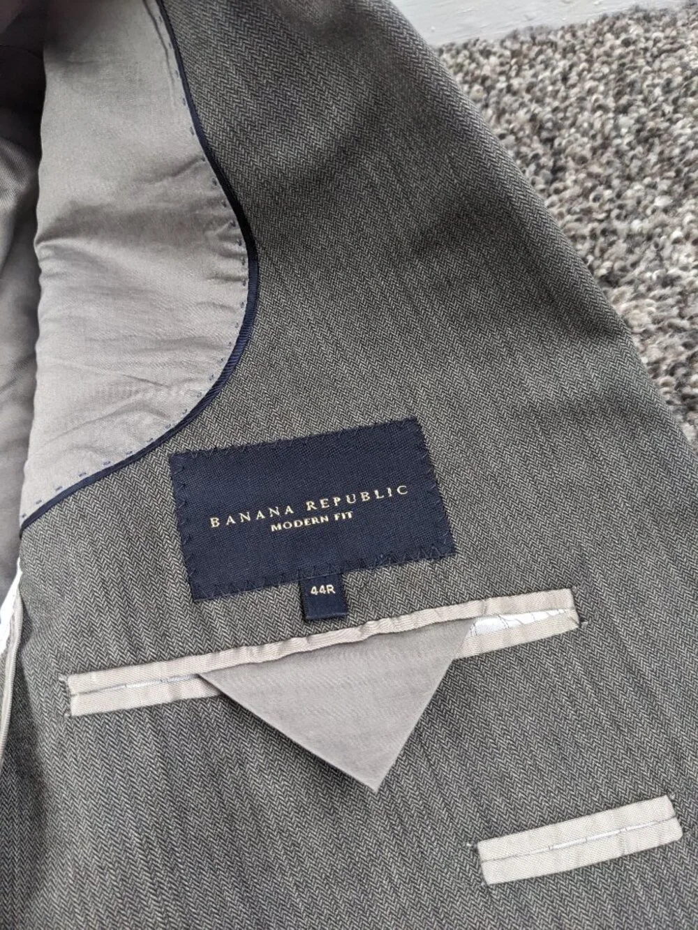 Banana Republic Suit 40R 100% Wool Herringbone Gray 33x32 Modern Fit